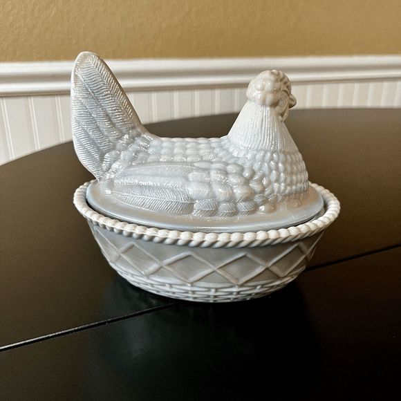 Westmoreland/Rosso Marble Slag Glass Covered Chicken with a Split Tail on a Wove - Picture 2 of 6